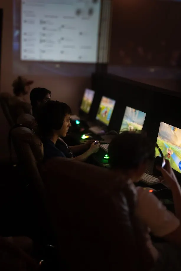 Joueurs concentrés pendant une session de tournoi en soirée
